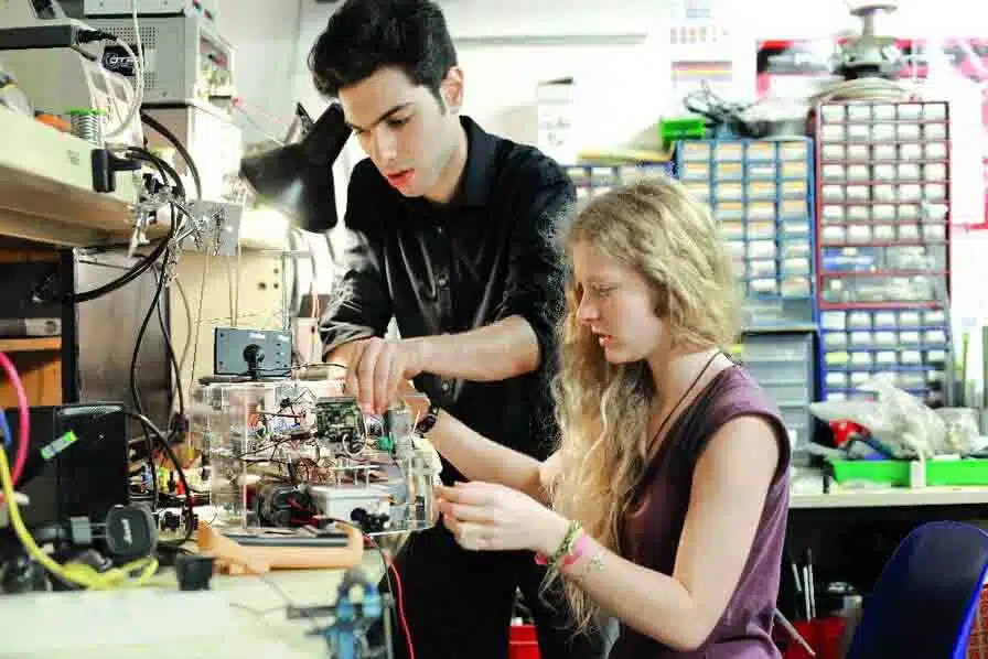 Les apprentis de l’ESIEA passent 9 semaines d’été à l’étranger