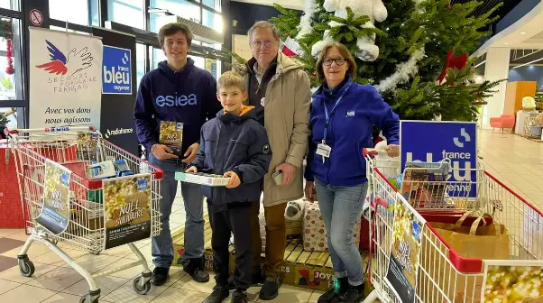 Étudiants de l'ESIEA organisant une collecte solidaire de jouets
