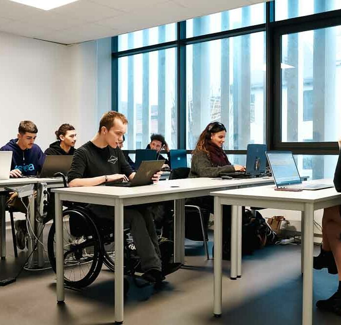 Étudiants ESIEA Dax en cours