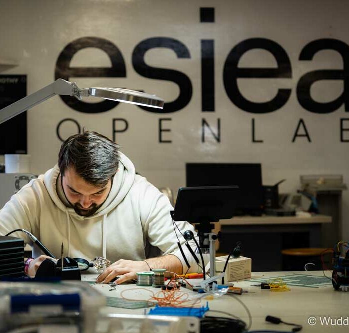 Étudiants ESIEA IVRY travaillant à l'OPENLAB