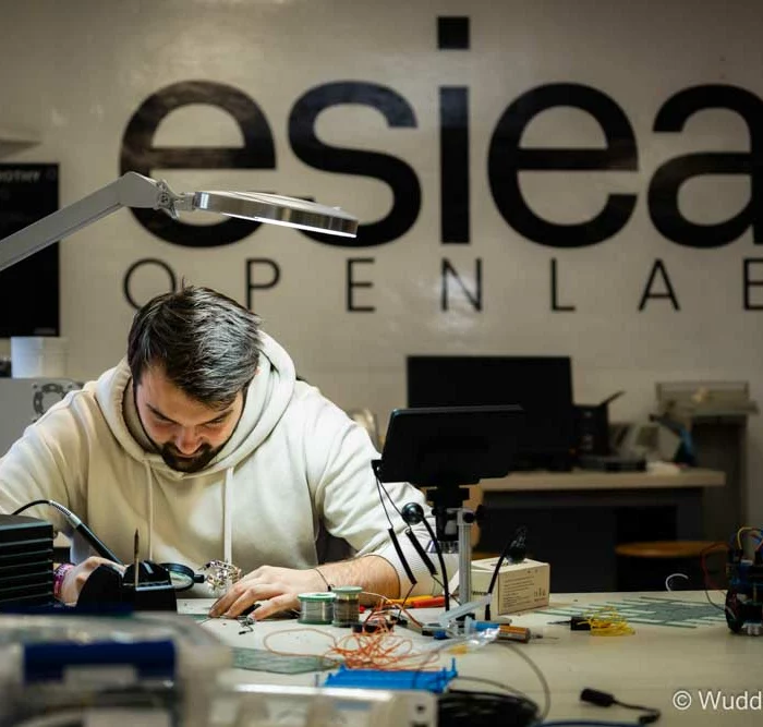 Étudiants ESIEA IVRY travaillant à l'OPENLAB
