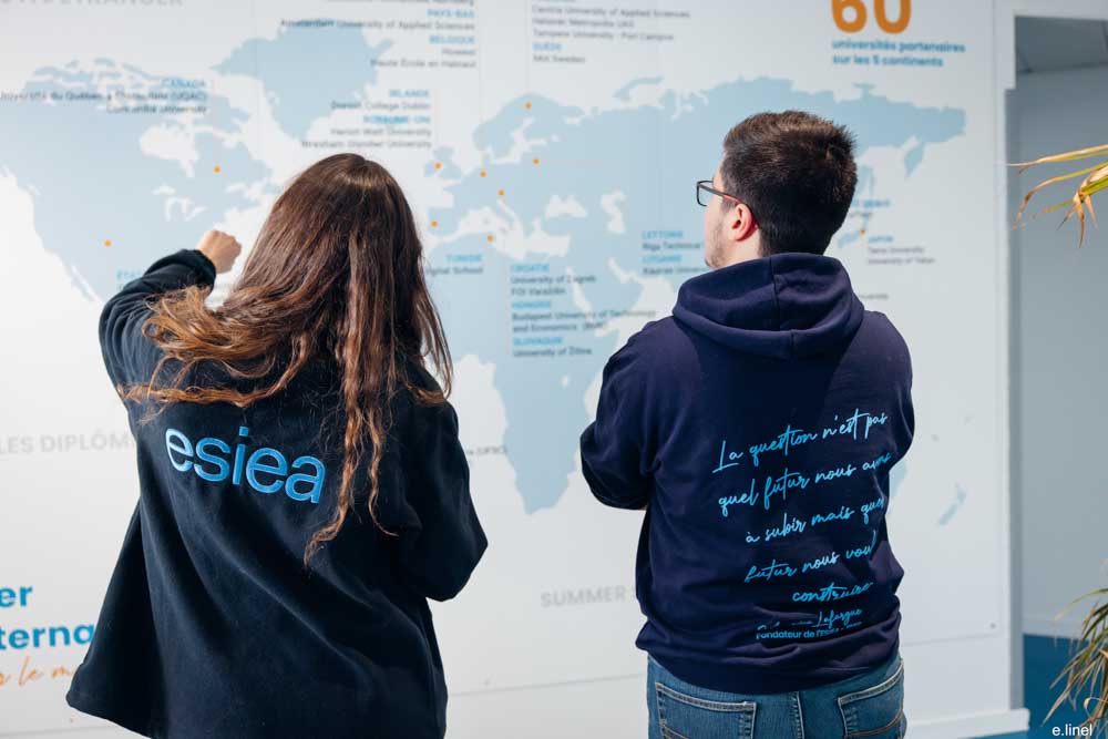Étudiants de l'ESIEA LAVAL international