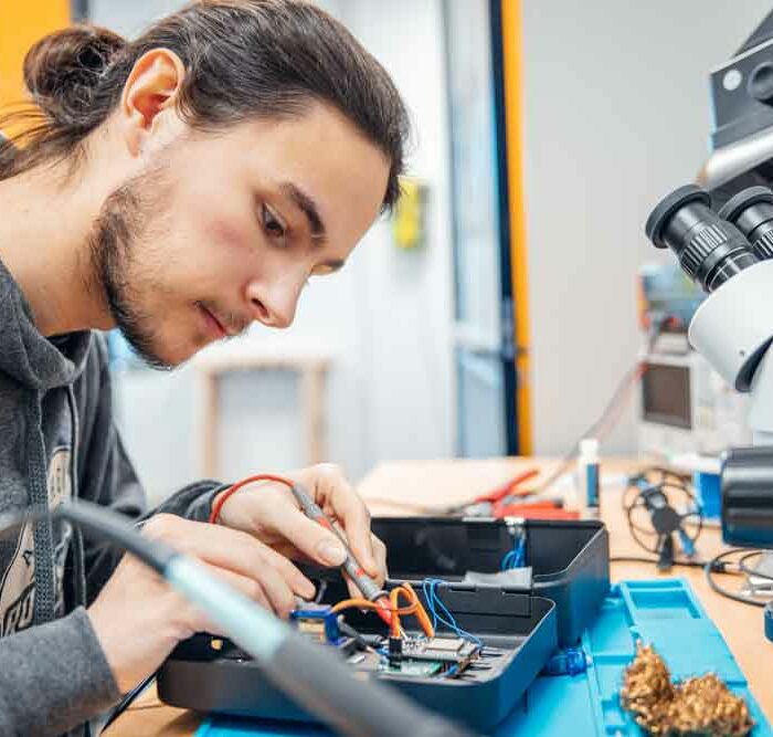 Étudiant Esiea Laval au fablab