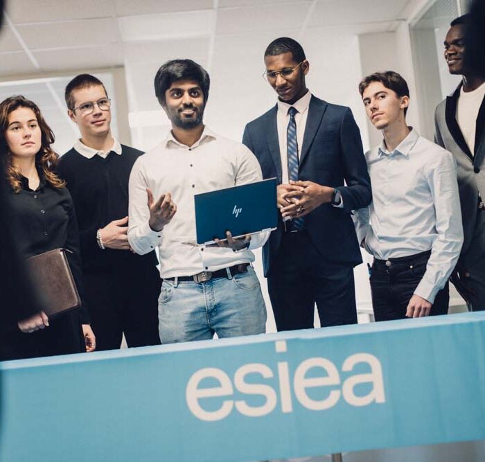 Étudiants de l'ESIEA en entretien