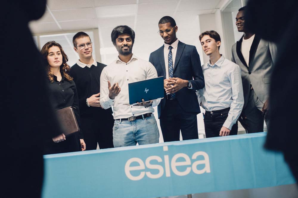Étudiants de l'ESIEA en entretien