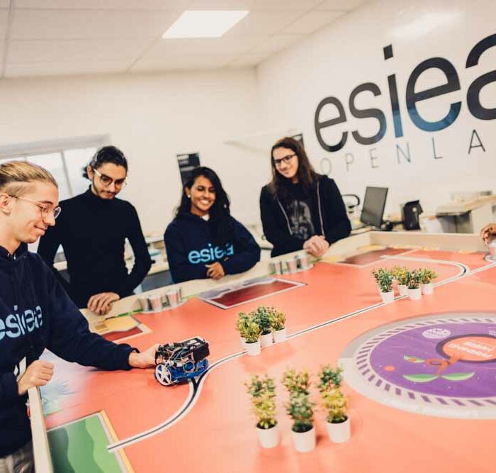 Étudiants ESIEA Ivry-sur-Seine dans l'Openlab