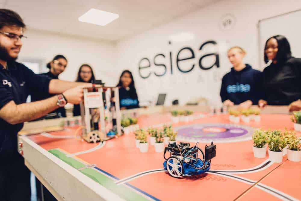 Étudiants de l'ESIEA dans l'openlab