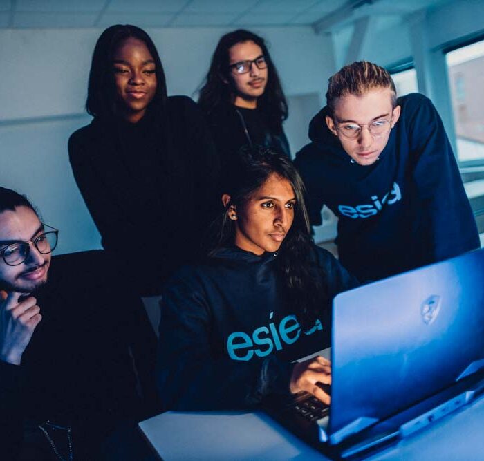 Étudiants ESIEA en projet informatique
