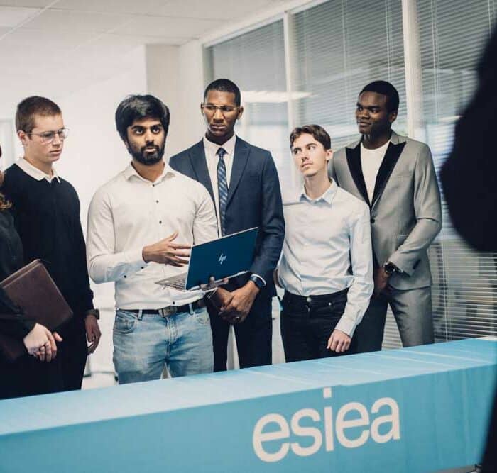 Étudiants ESIEA en présentation de projet