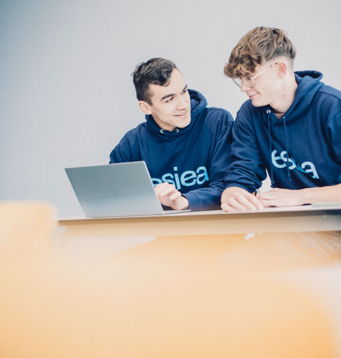 Étudiants ESIEA en informatique et ingénierie du numérique