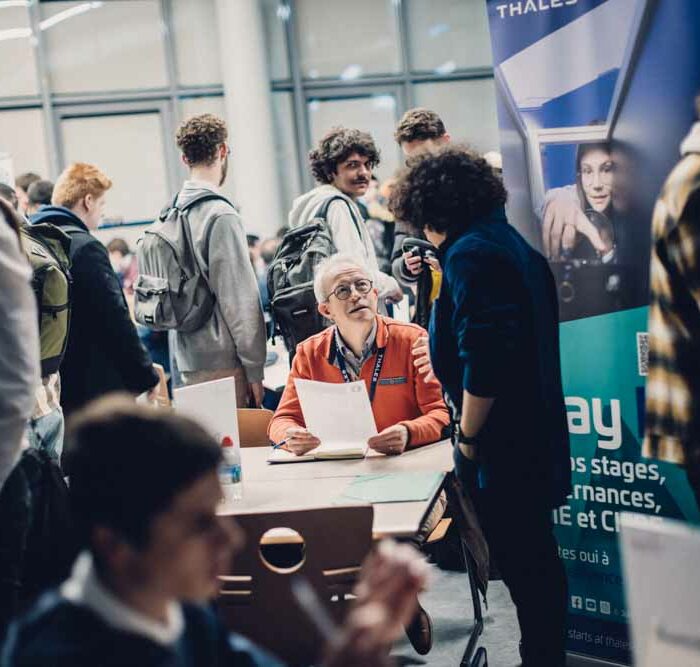 Étudiants de l'ESIEA Laval en entretien avec une entreprise partenaire