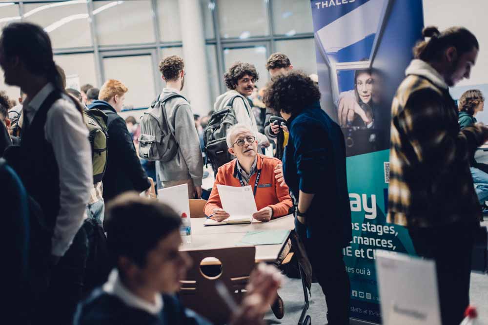 Étudiants de l'ESIEA Laval en entretien avec une entreprise partenaire