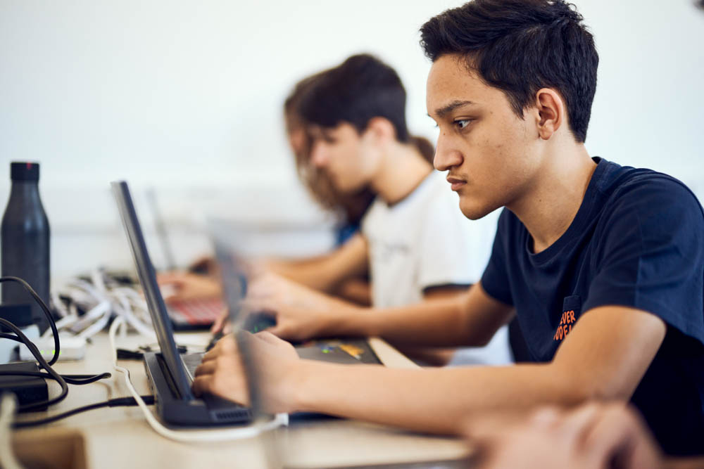 Étudiants experts en informatique à l'ESIEA Agen