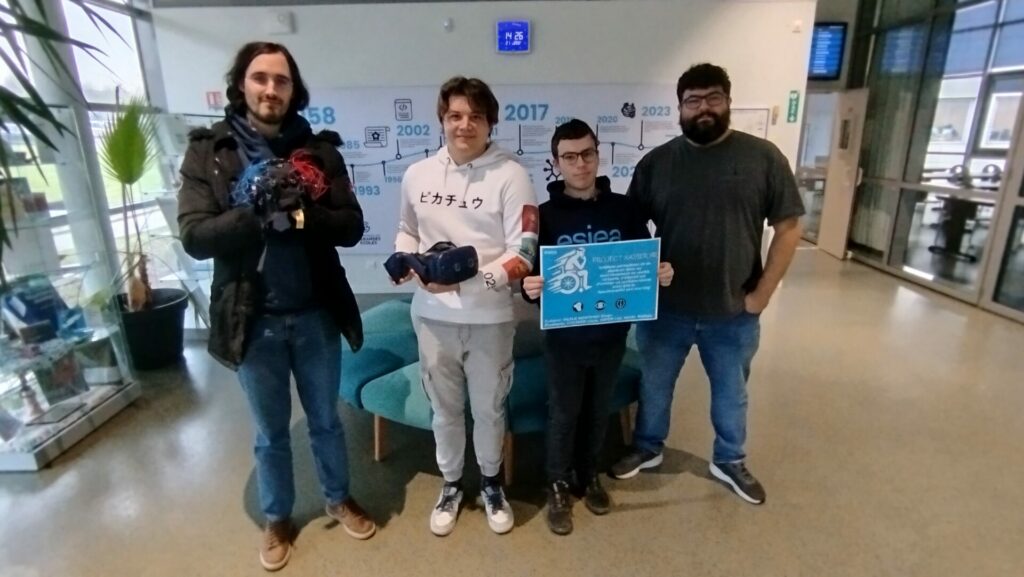 L'équipe Xavier XR avec leur enseignant Diego Monteiro