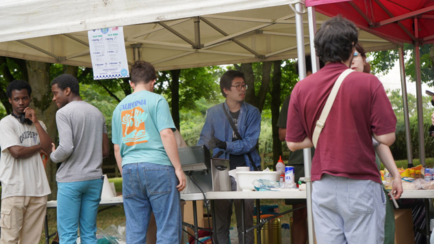 Stand de restauration des étudiants de l'ESIEA lors de la Recup 2025