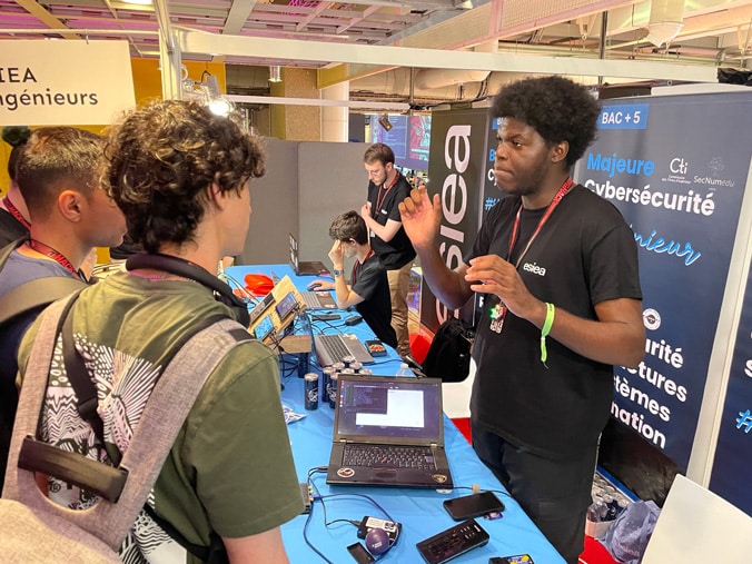 Le stand des étudiants de l'ESIEA lors de LeHACK 2025