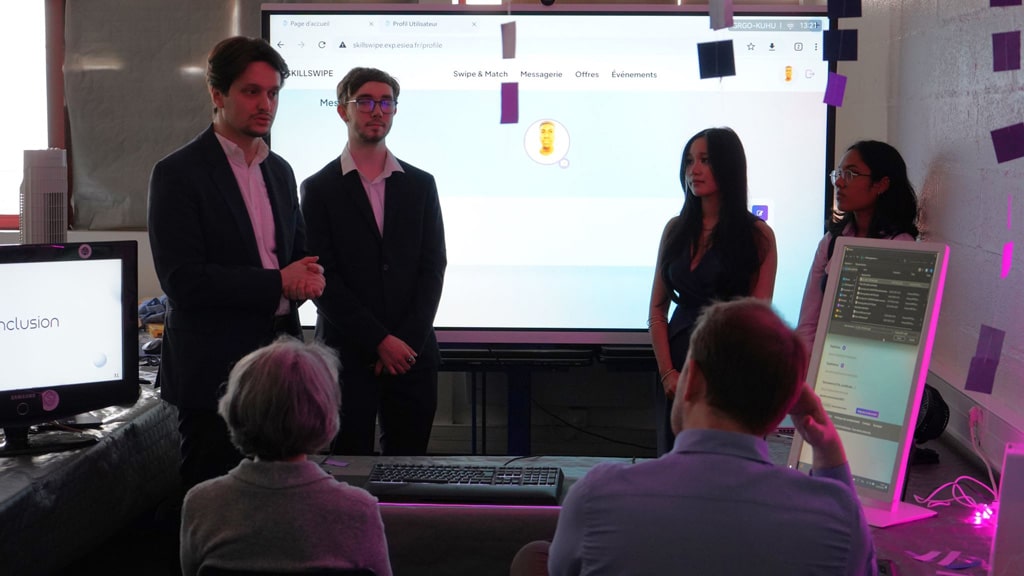 Équipe d'étudiants de l'ESIEA présentant son projet lors du Techday de Juillet 2025