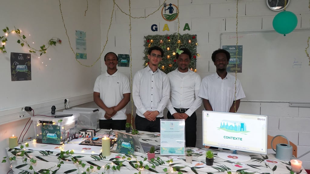 Équipe d'étudiants des programmes experts de l'ESIEA présentant son projet lors du Techday de Juillet 2025