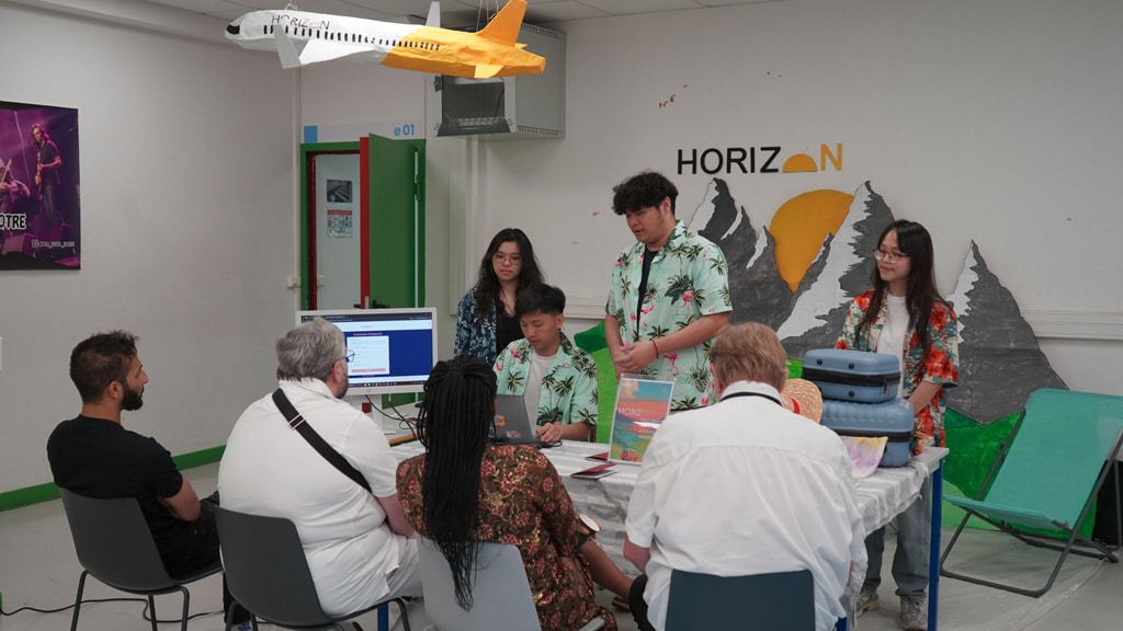 Équipe d'étudiants des programmes experts de l'ESIEA Ivry-sur-Seine présentant son projet lors du Techday de Juillet 2025