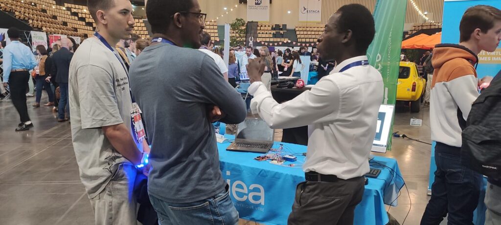 Stand de l’ESIEA aux Universités des Entrepreneurs Mayennais, avec des étudiants présentant des projets étudiants