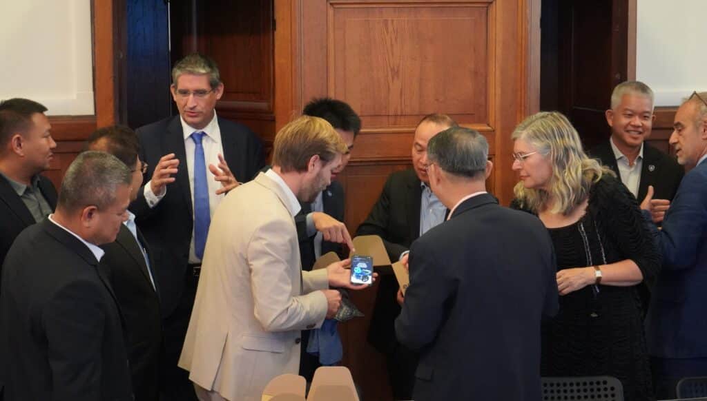 Loïc Roussel faisant la démonstration de l'ESIEABOT à la délégation thaïlandaise de KMUTT