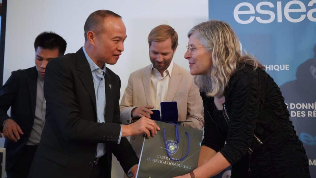 Susan Loubet, Loïc Roussel avec le vice-président de KMUTT