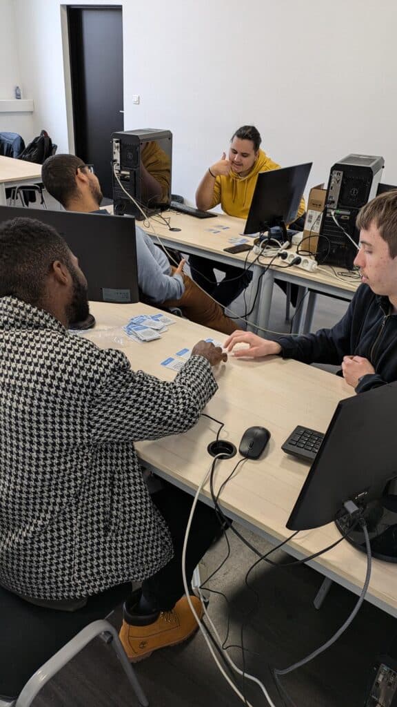 Les étudiants des programmes experts en informatique jouent à la timeline de l'informatique