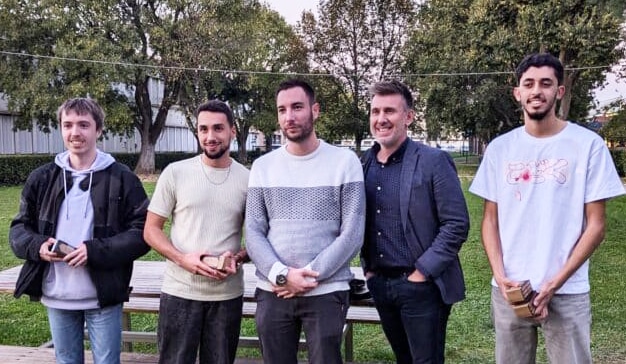Les étudiants de l'ESIEA gagnants du Garonn'hack 2024, avec l'entreprise Action Telecom à Agen qui remet les prix