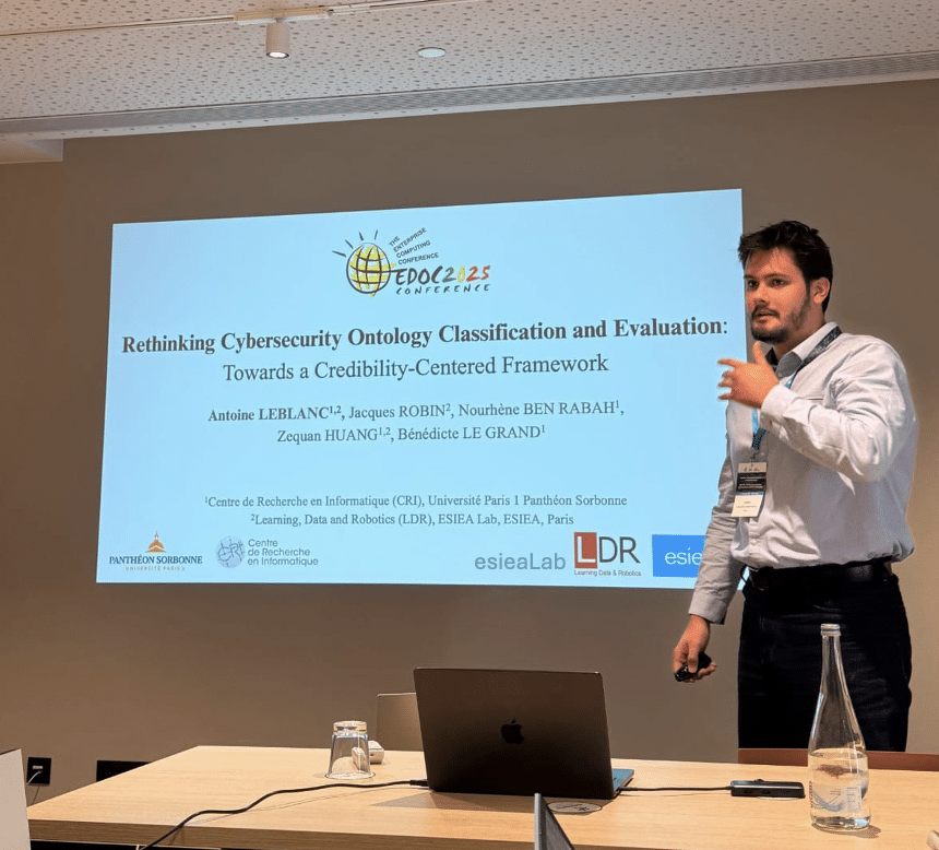 Antoine Leblanc, doctorant à l'ESIEA, présentant les recherches de son équipe.