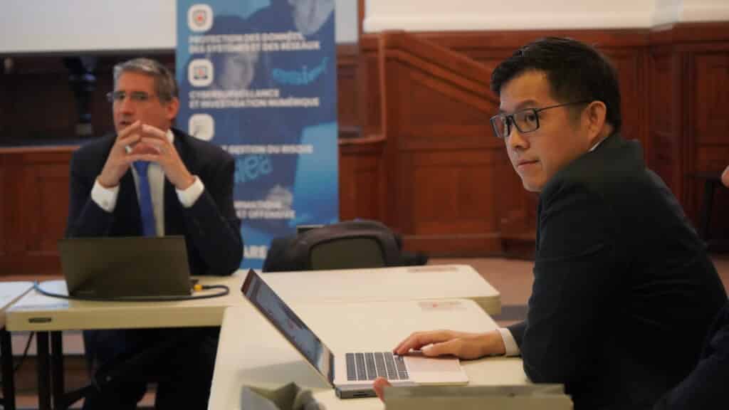 Vincent Guyot échangeant avec la délégation de KMUTT
