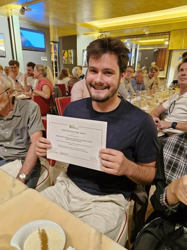 Antoine Leblanc, gagnant du Best Paper Award pour le meilleur article de la conférence.