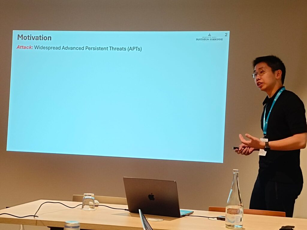 Zequan Huang, doctorant à l'ESIEA, présentant les recherches de son équipe.