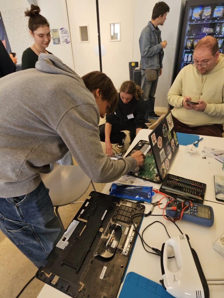 Atelier Repair Café de la DTRE et l'ESIEA