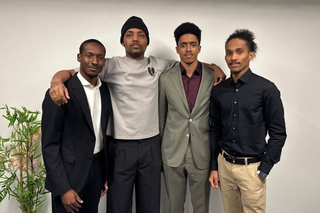 Équipe d'étudiants de l'ESIEA sur le projet Hellyos