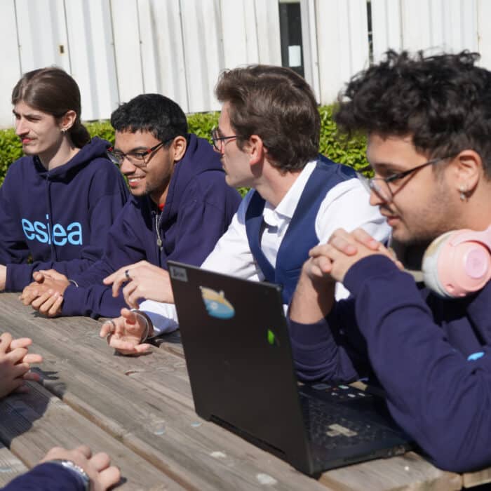 Étudiants des programmes experts en informatique de l'ESIEA Agen