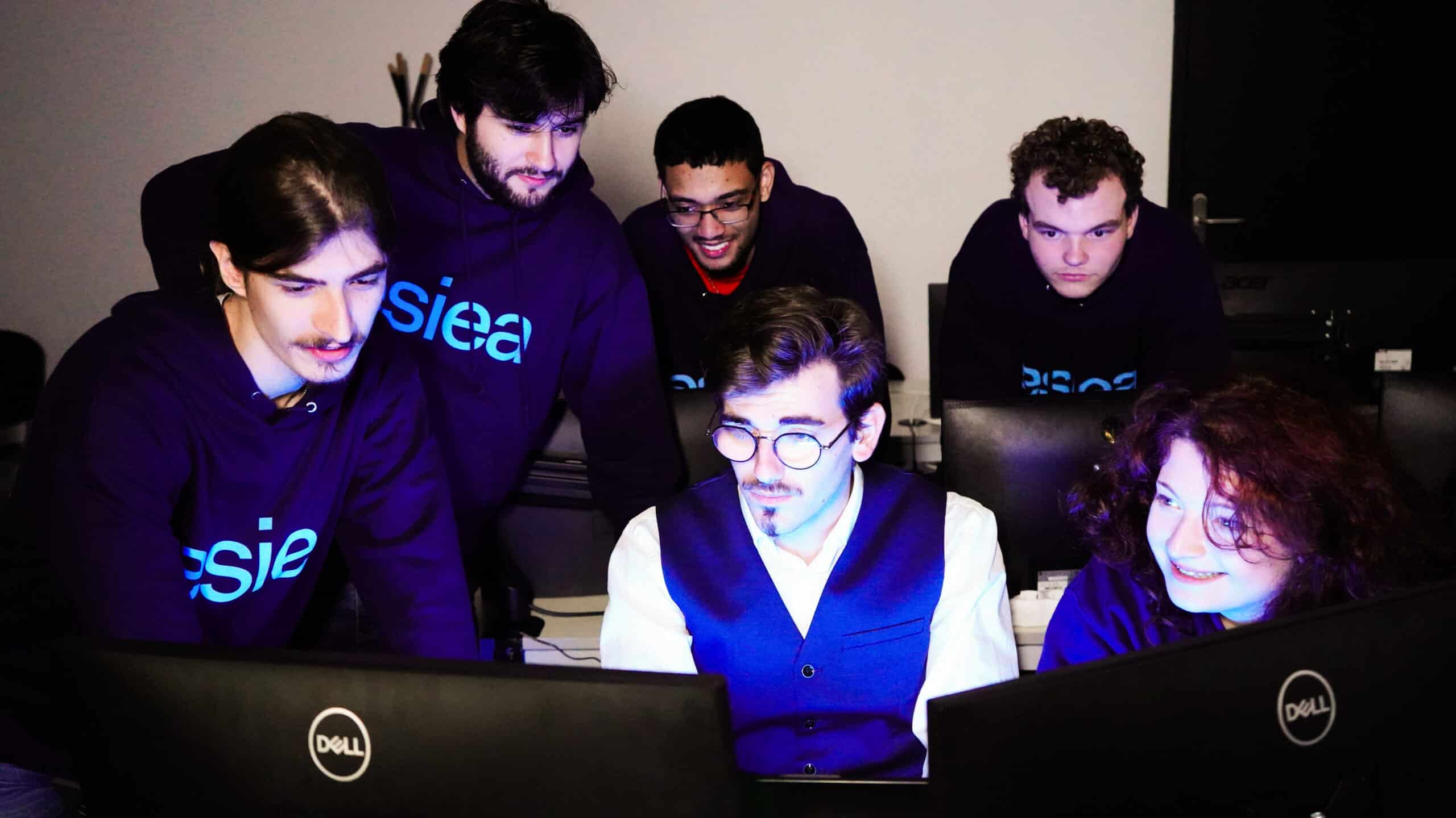 Étudiants de l'ESIEA Agen en cours d'informatique et développement web