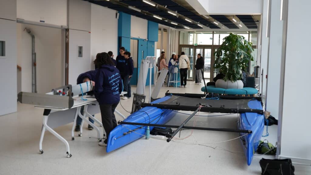 Foil autonome pour catamaran