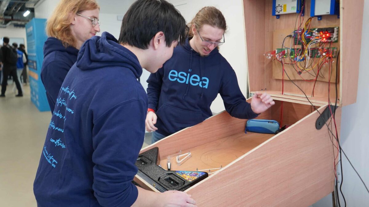 Prototype de flipper fonctionnel conçu par des étudiants en ingénierie
