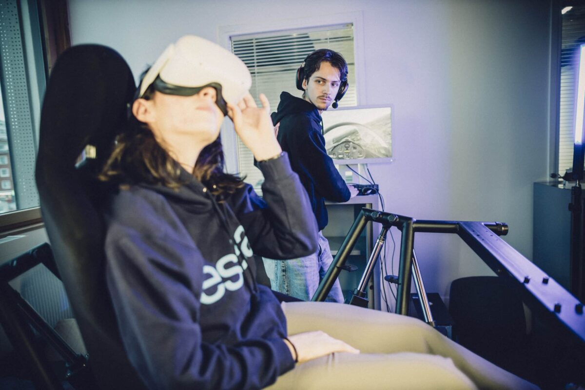 Étudiants ESIEA utilisant la réalité virtuelle pour leur projet. Simulateur de planeur.