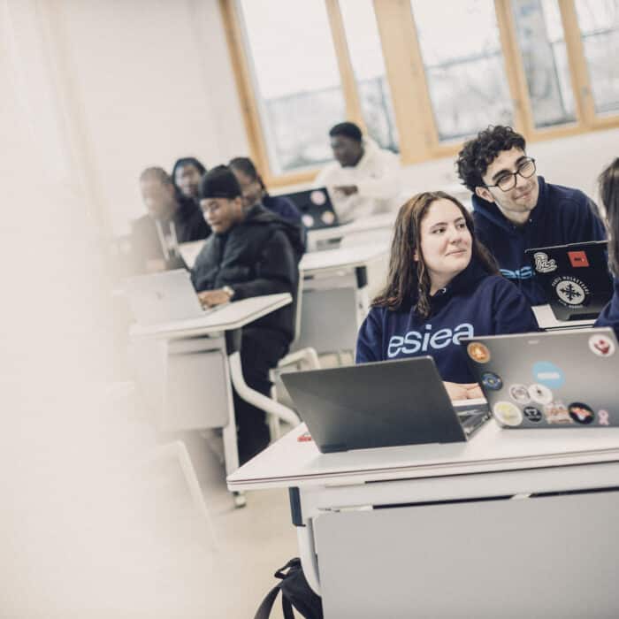 Étudiants de l'ESIEA en formation en informatique et développement web