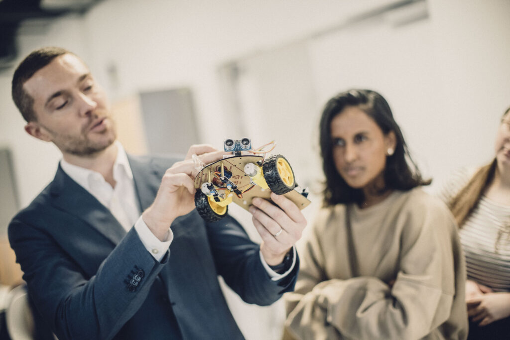 Étudiants de l'ESIEA et enseignant avec l'esieabot