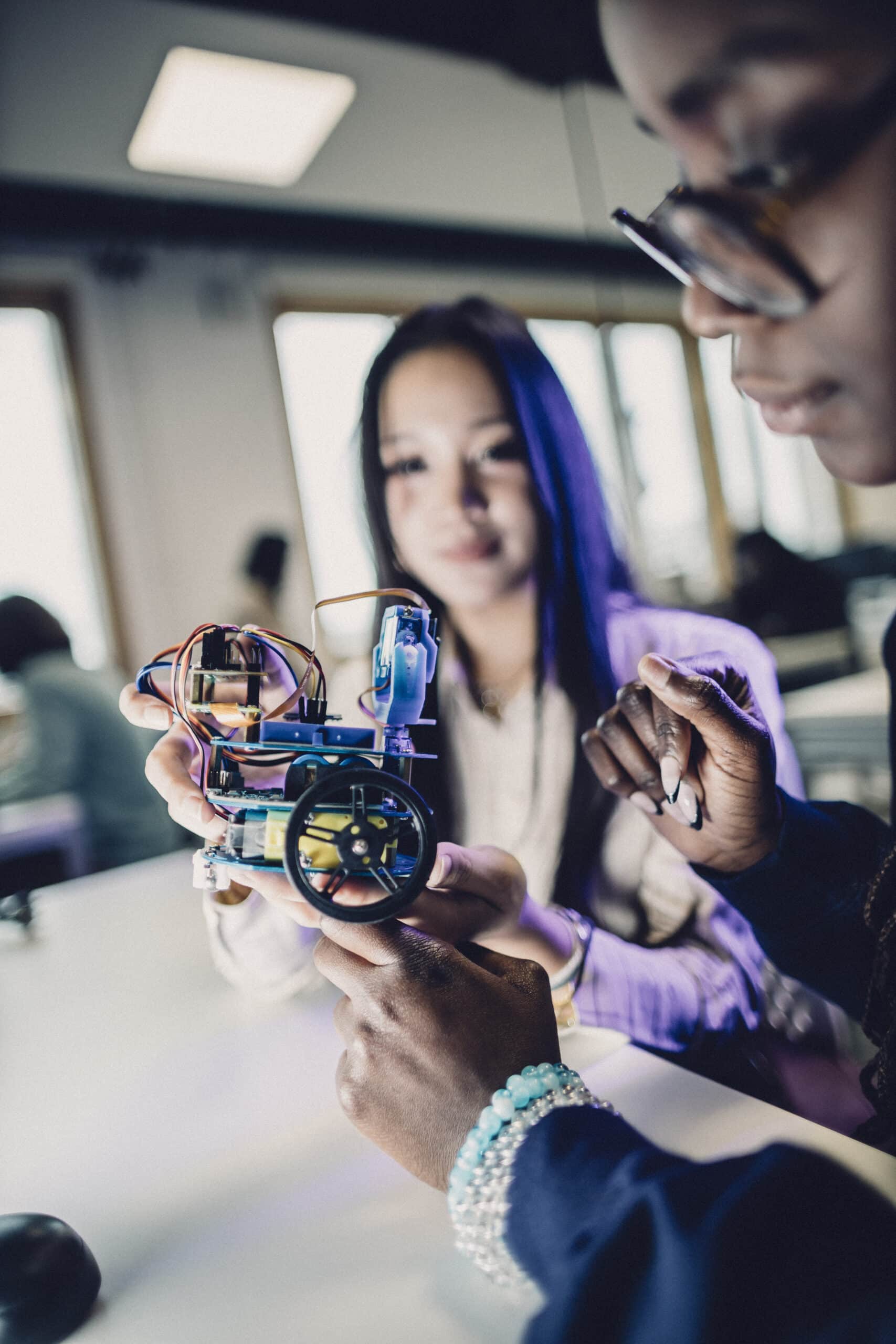 Etudiants esiea avec esieabot, le robot pédagogique