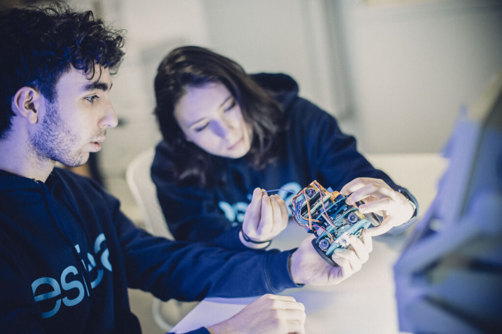 Étudiants de l'ESIEA en cours de systèmes embarqués au sein d'une école d'ingénieurs du numérique et de l'informatique