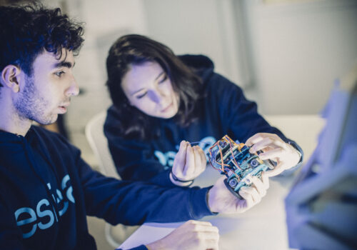 Le diplôme d’ingénieur : l’excellence française vers le plein emploi technologique