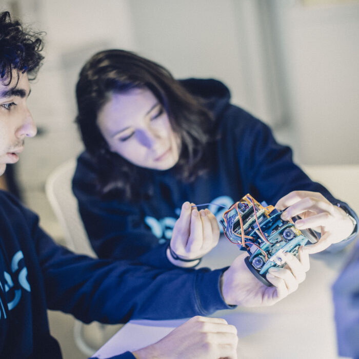 Étudiants de l'ESIEA en cours de systèmes embarqués au sein d'une école d'ingénieurs du numérique et de l'informatique