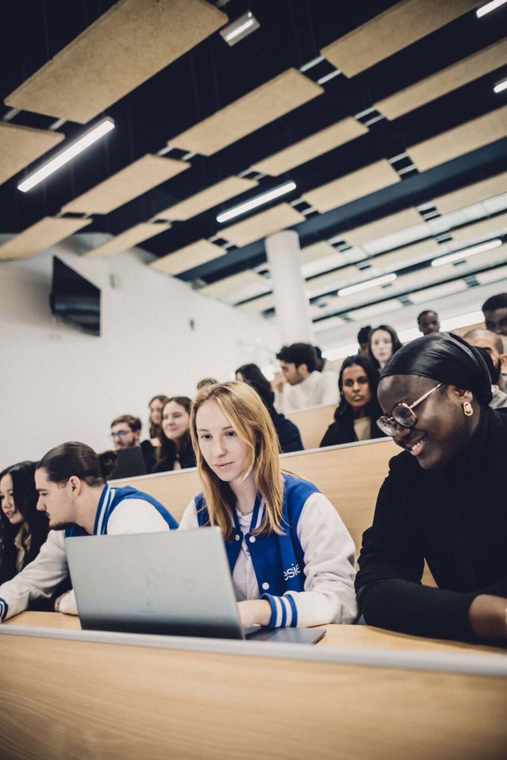 Étudiants de l'ESIEA Ivry-sur-Seine utilisant l'intelligence artificielle