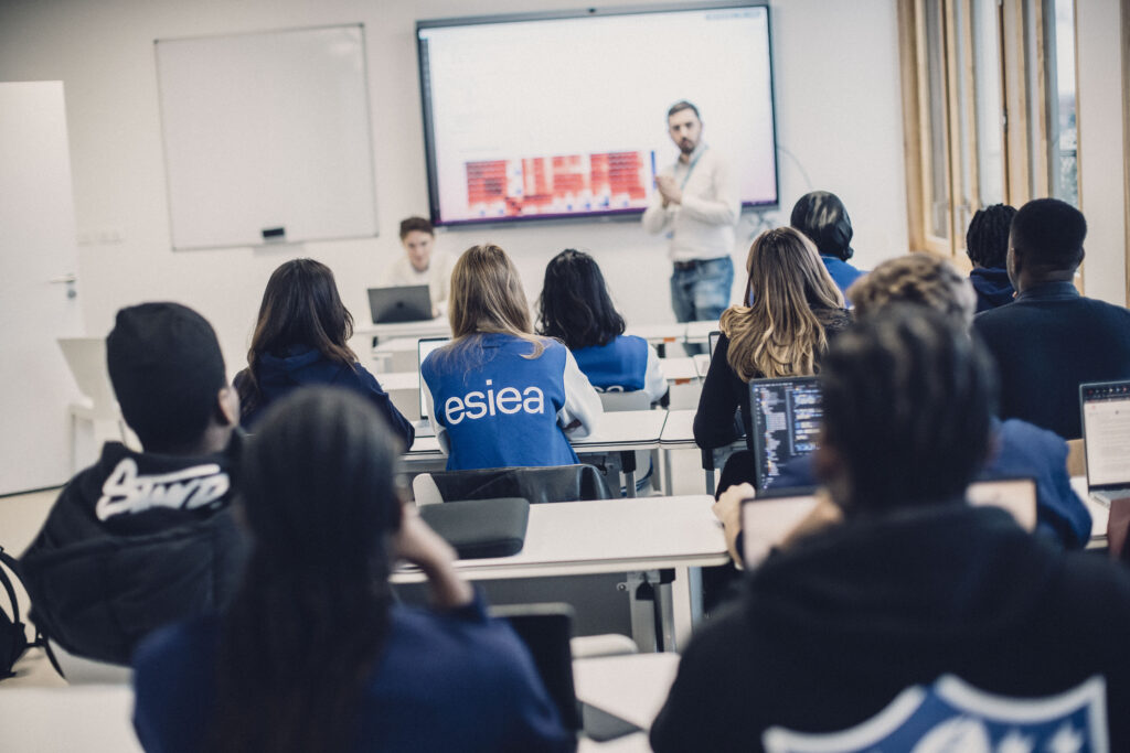 Cours à l'ESIEA