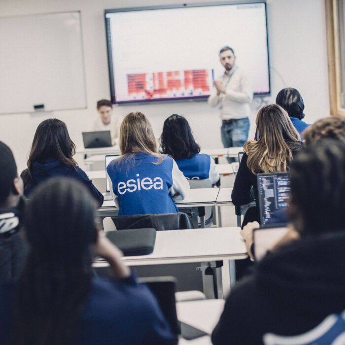 Cours à l'ESIEA