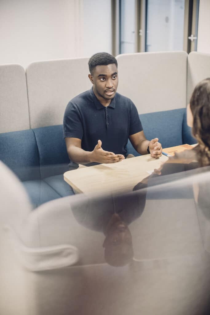 Étudiant de l'ESIEA en entretien professionnel pour une alternance