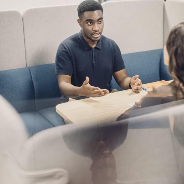 Étudiant de l'ESIEA en entretien professionnel pour une alternance